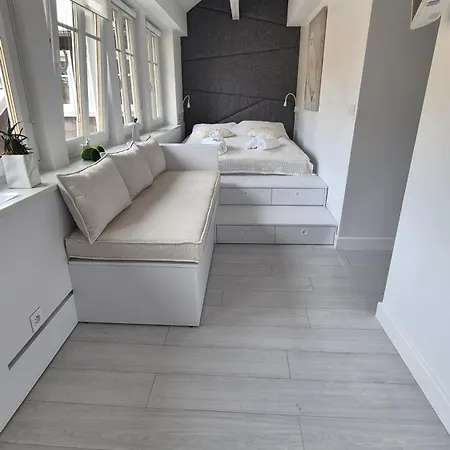 White R Apartment *